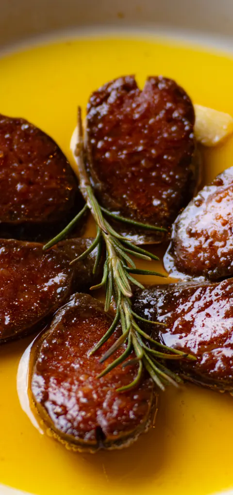 Grilled Argentinian chorizo in olive oil with rosemary