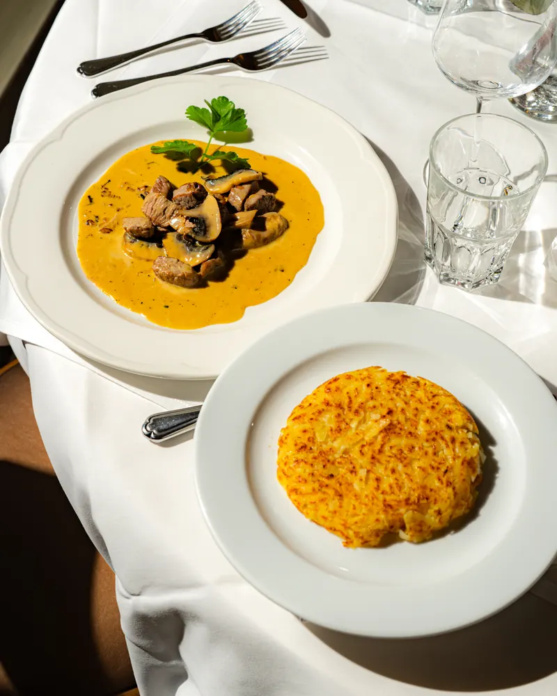 Zürcher Geschnetzeltes with mushrooms in a cream sauce, a crisp rösti beside it