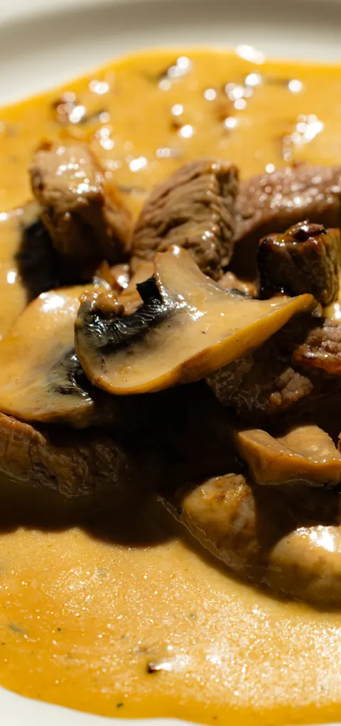 Zürcher Geschnetzeltes: sliced veal with mushrooms in a cream sauce